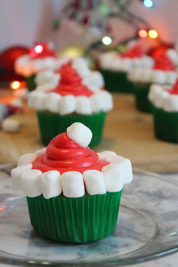 34 Christmas Cupcakes Everyone Will Be Snapping Photos Of Before Dessert