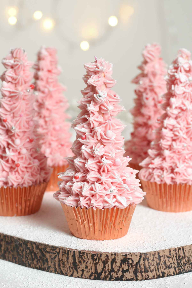 34 Christmas Cupcakes Everyone Will Be Snapping Photos Of Before Dessert