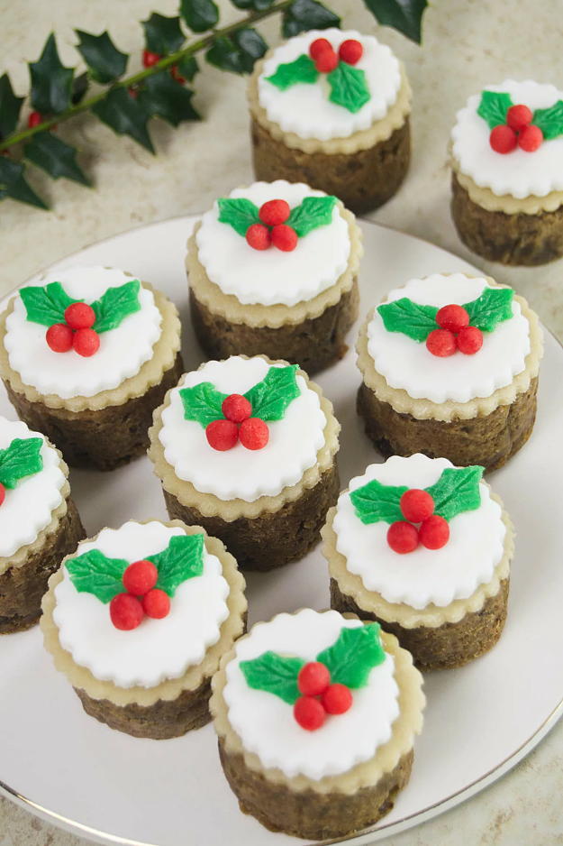 34 Christmas Cupcakes Everyone Will Be Snapping Photos Of Before Dessert