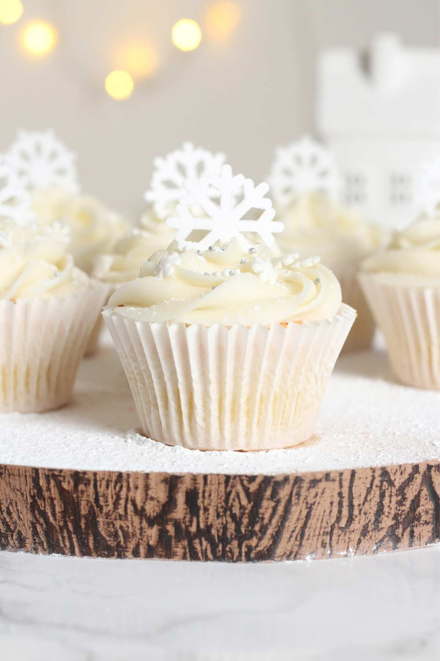 34 Christmas Cupcakes Everyone Will Be Snapping Photos Of Before Dessert