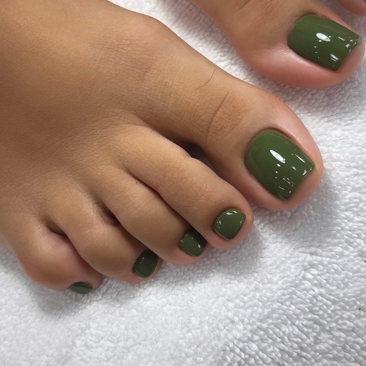 Deep Olive Green Glossy Pedicure
