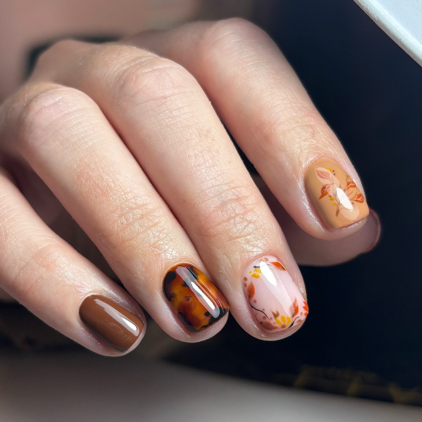 Cozy Autumn Leaf Tortoiseshell Nails