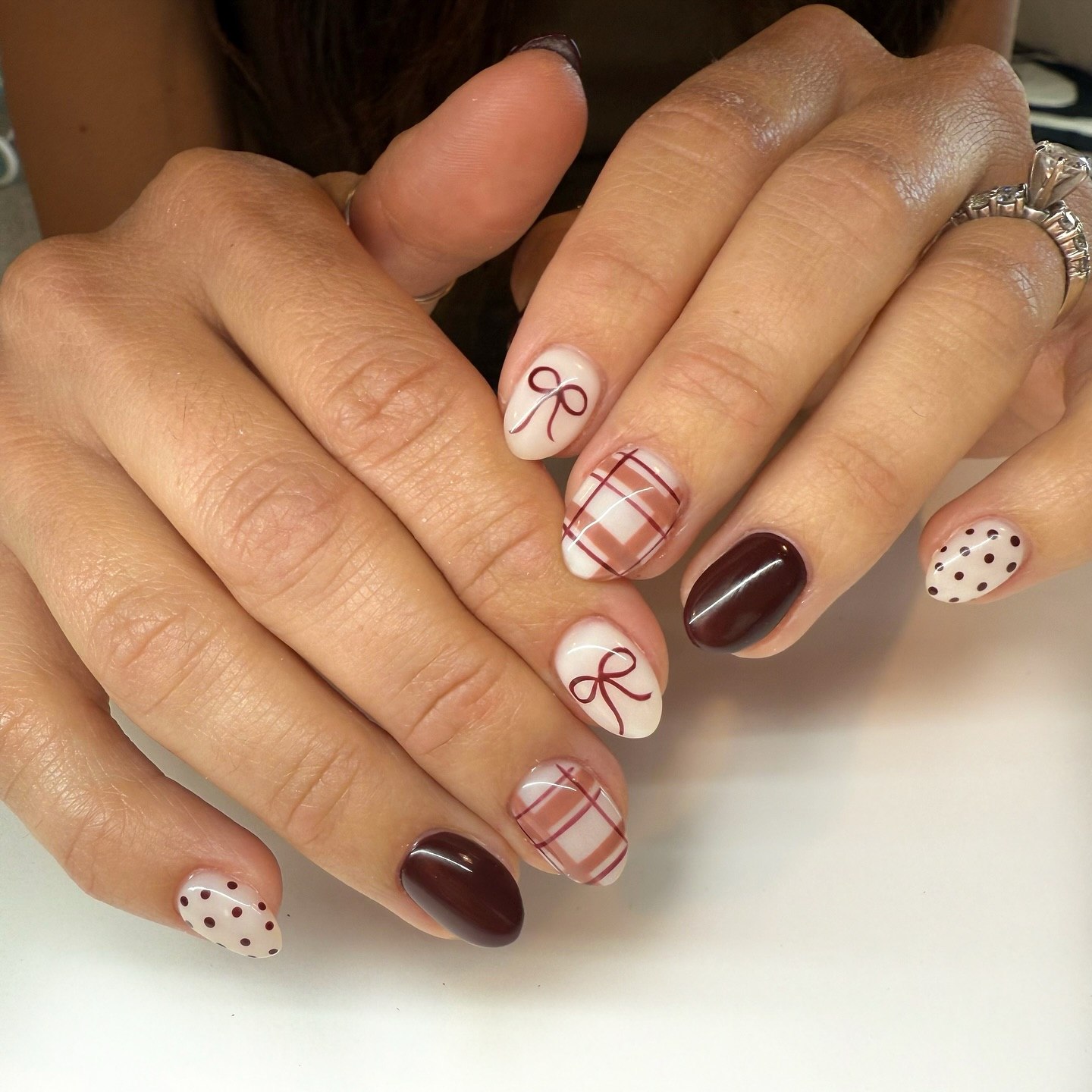 Cozy Plaid Bow Short Oval Nails