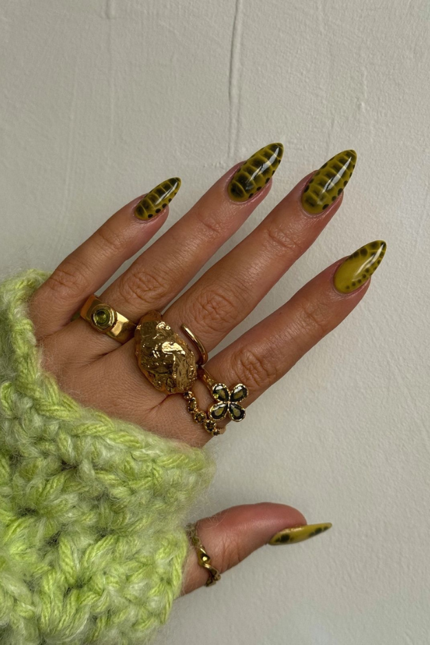 17 Green Fall Nails That Make Every Other Autumn Color Feel a Little Boring 17 Green Fall Nails That Make Every Other Autumn Color Feel a Little Boring