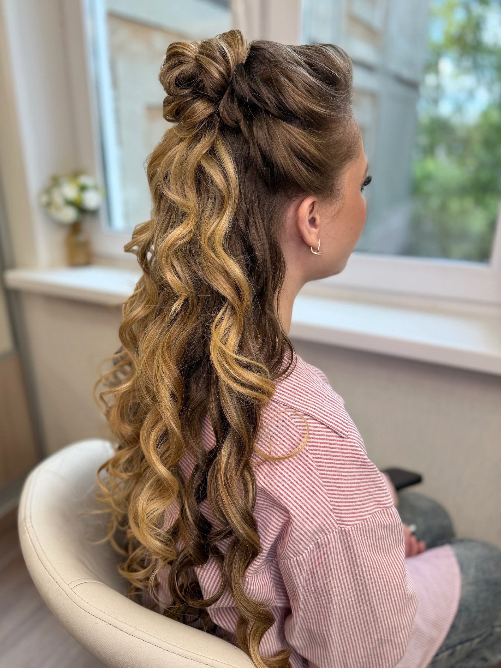 Voluminous Half-Up Bouffant With Cascading Curls