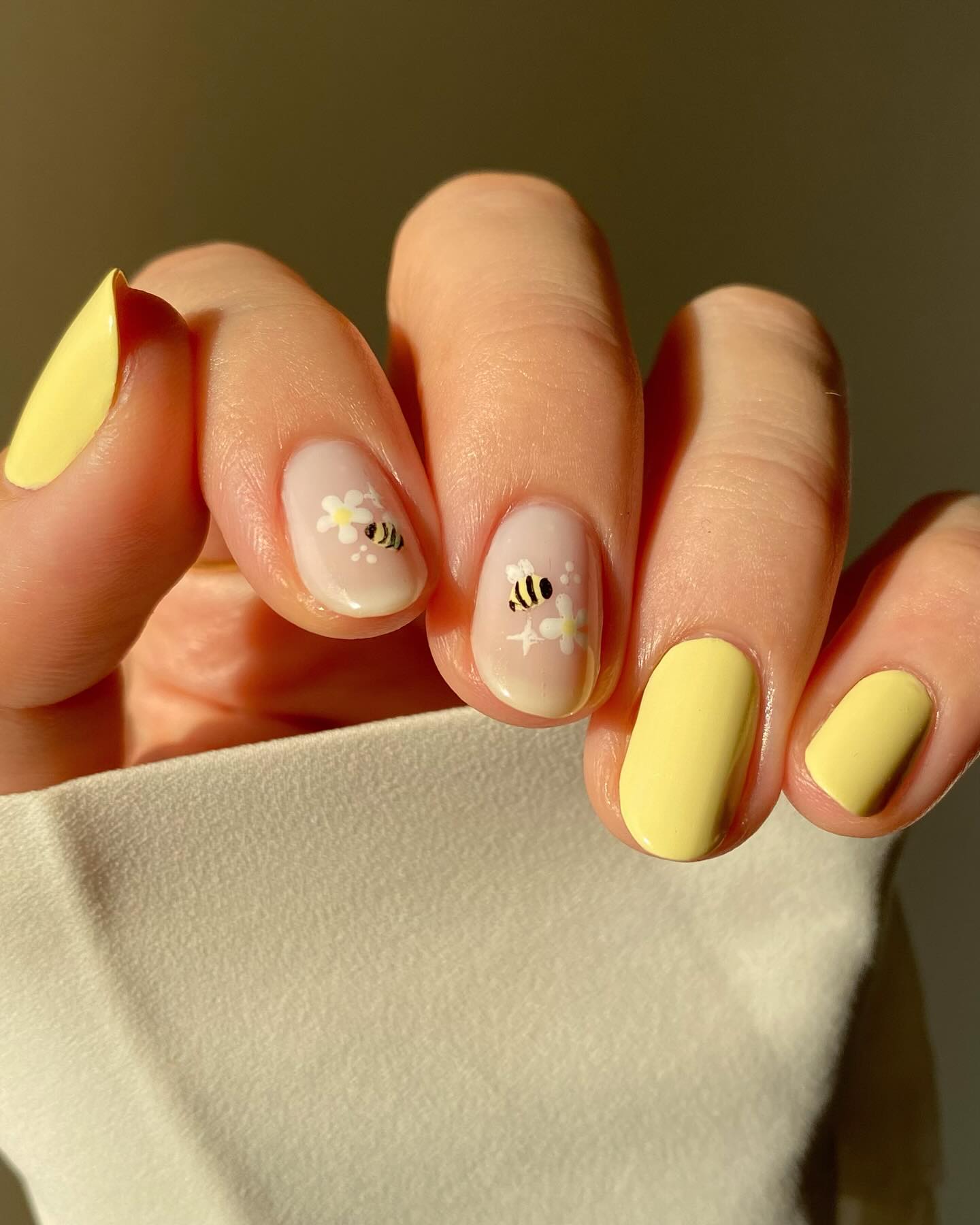 Sweet Honey Bee Daisy Accent Nails