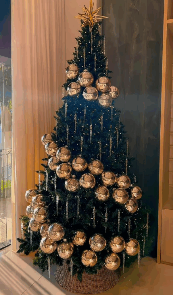 17 Classy Ralph Lauren Christmas Tree Ideas That Look Straight Out of a Luxury Holiday Home