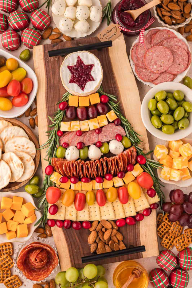 40 Christmas Appetizers That Will Have Everyone Hovering Around the Food Table 40 Christmas Appetizers That Will Have Everyone Hovering Around the Food Table