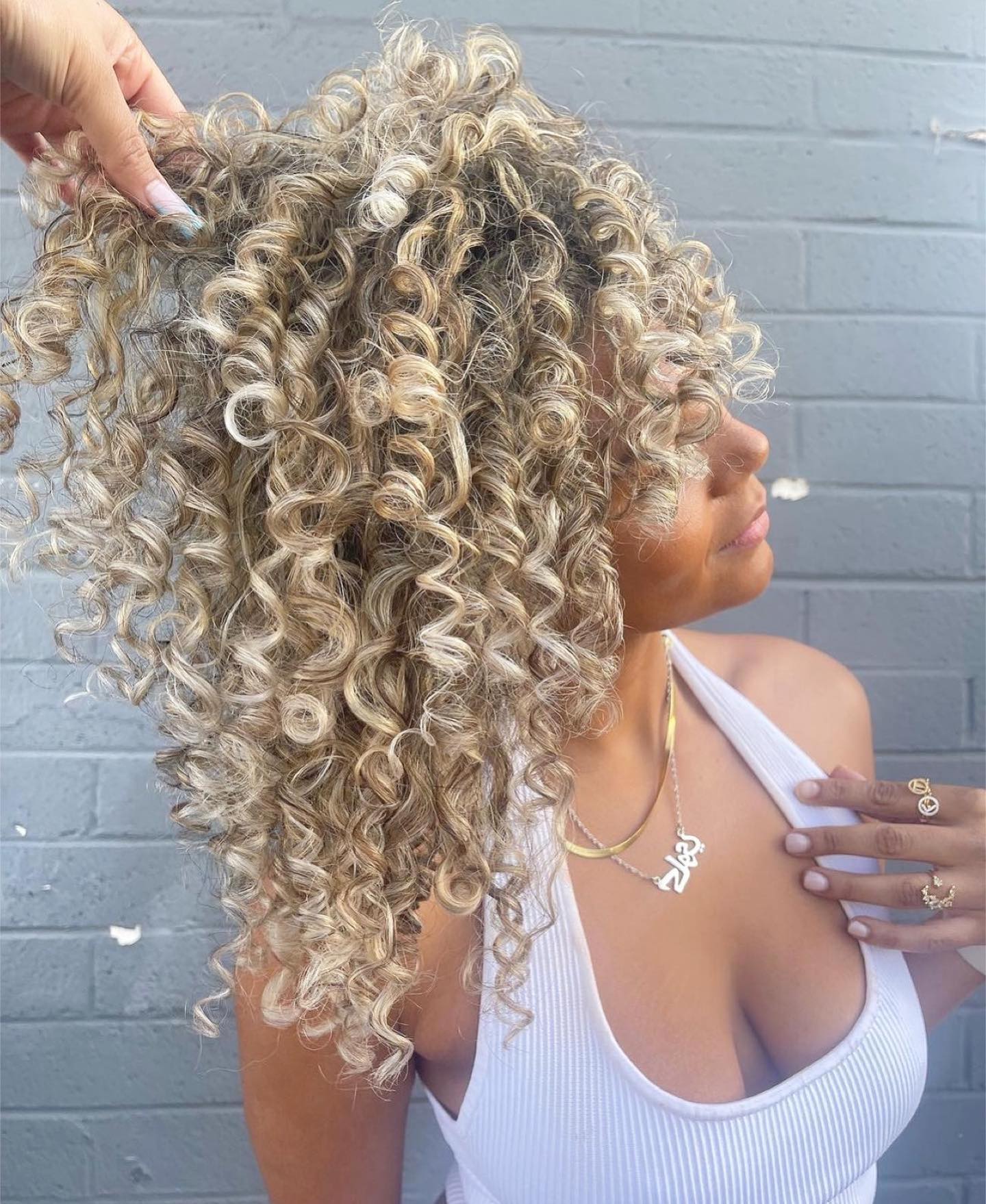 Golden Honey Blonde Curls with Face-Framing Highlights