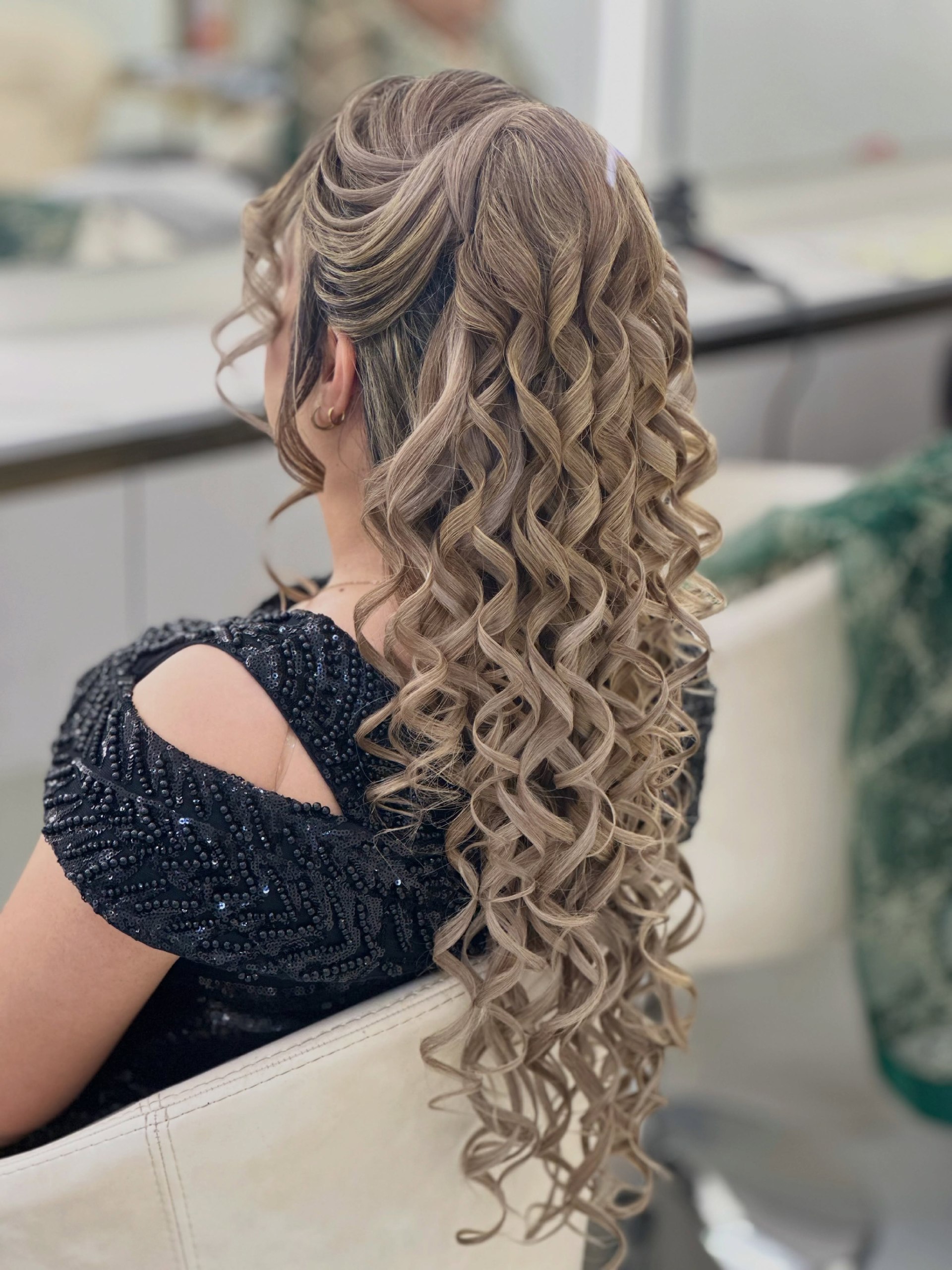 Elegant Half-Up Curls With Sophisticated Texture
