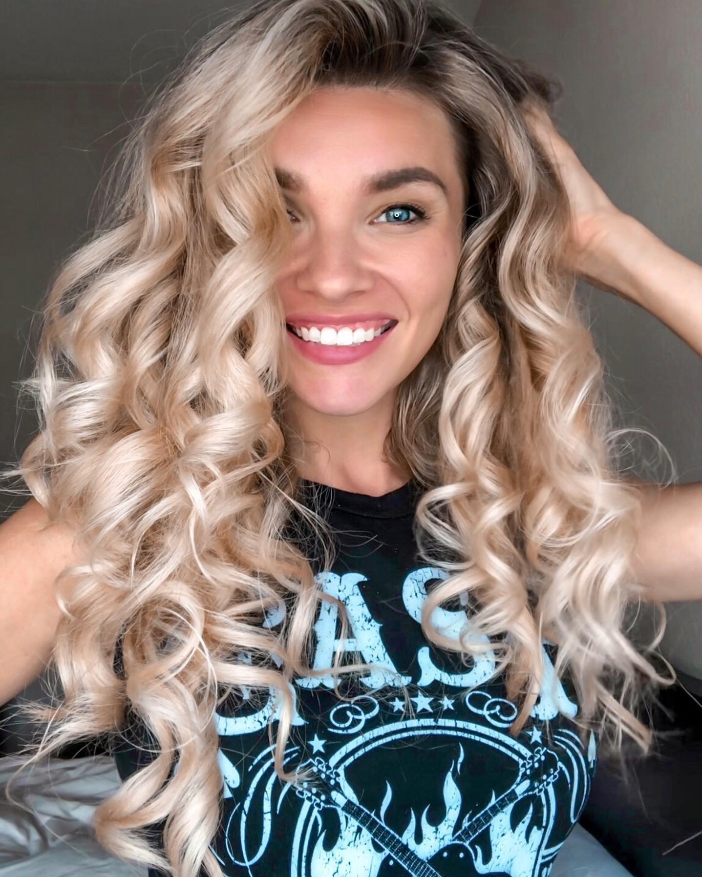 Effortless Honey Blonde Beach Waves