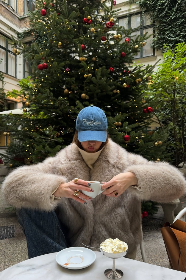 26 Paris Winter Outfits That Look Like They Belong on a French It-Girl
