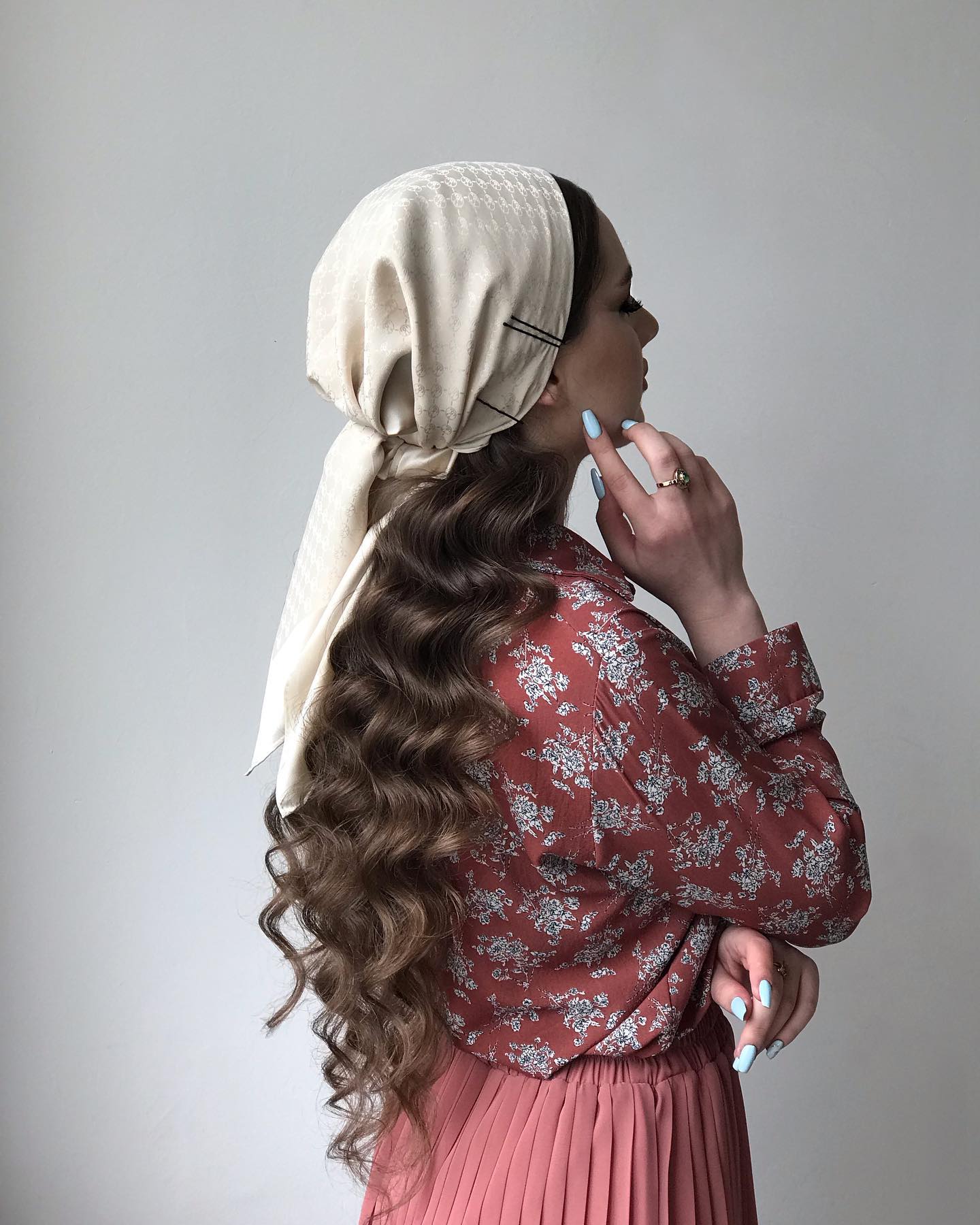 Elegant Scarf With Voluminous Waves