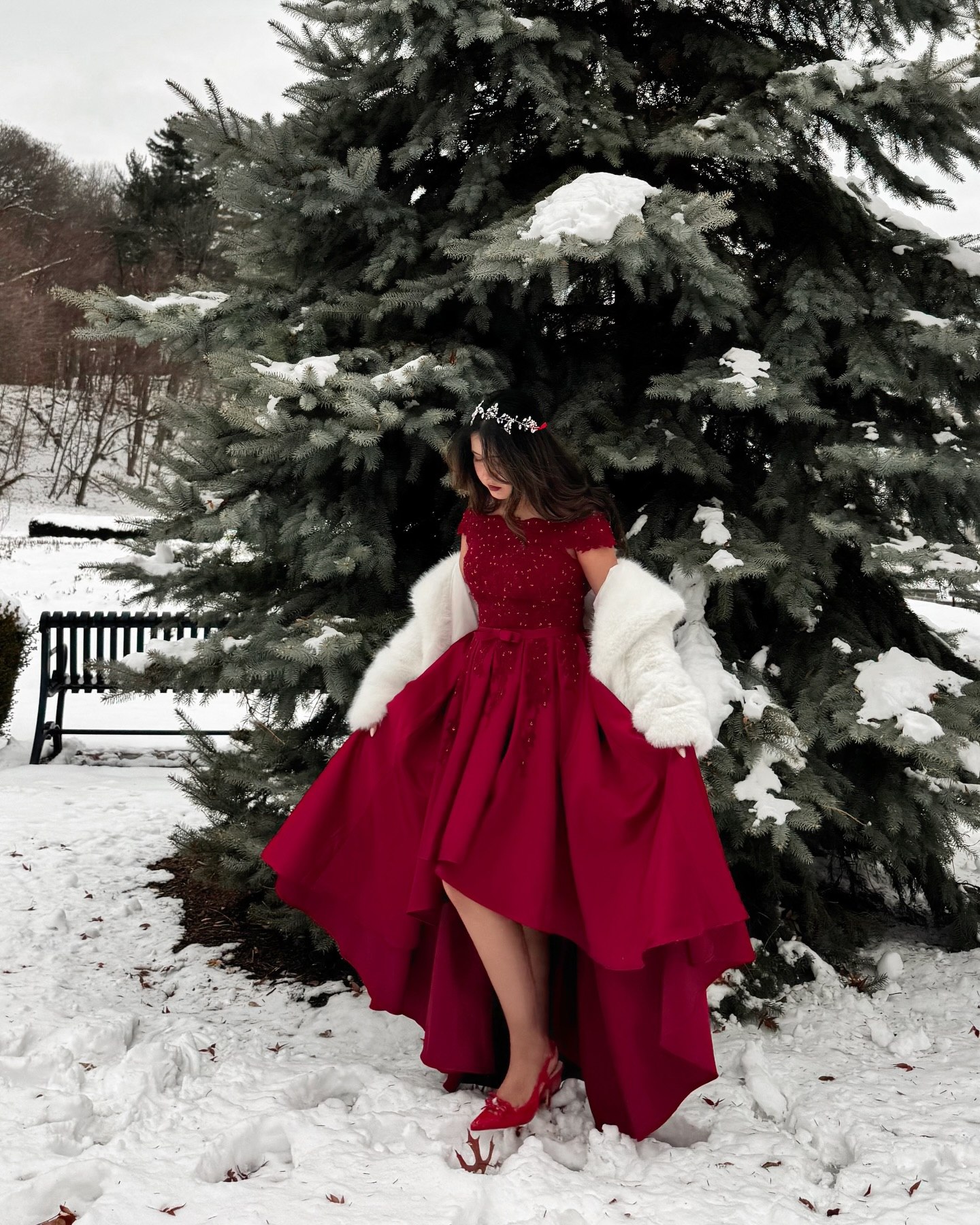 Crimson Embellished Midi Dress With Faux Fur Stole