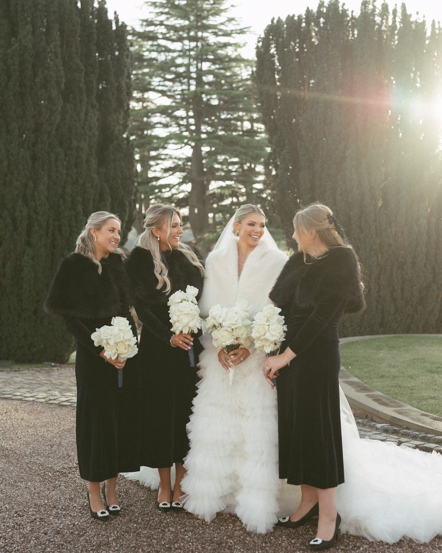 Elegant Black Velvet Bridesmaid Dresses with Faux Fur Stoles