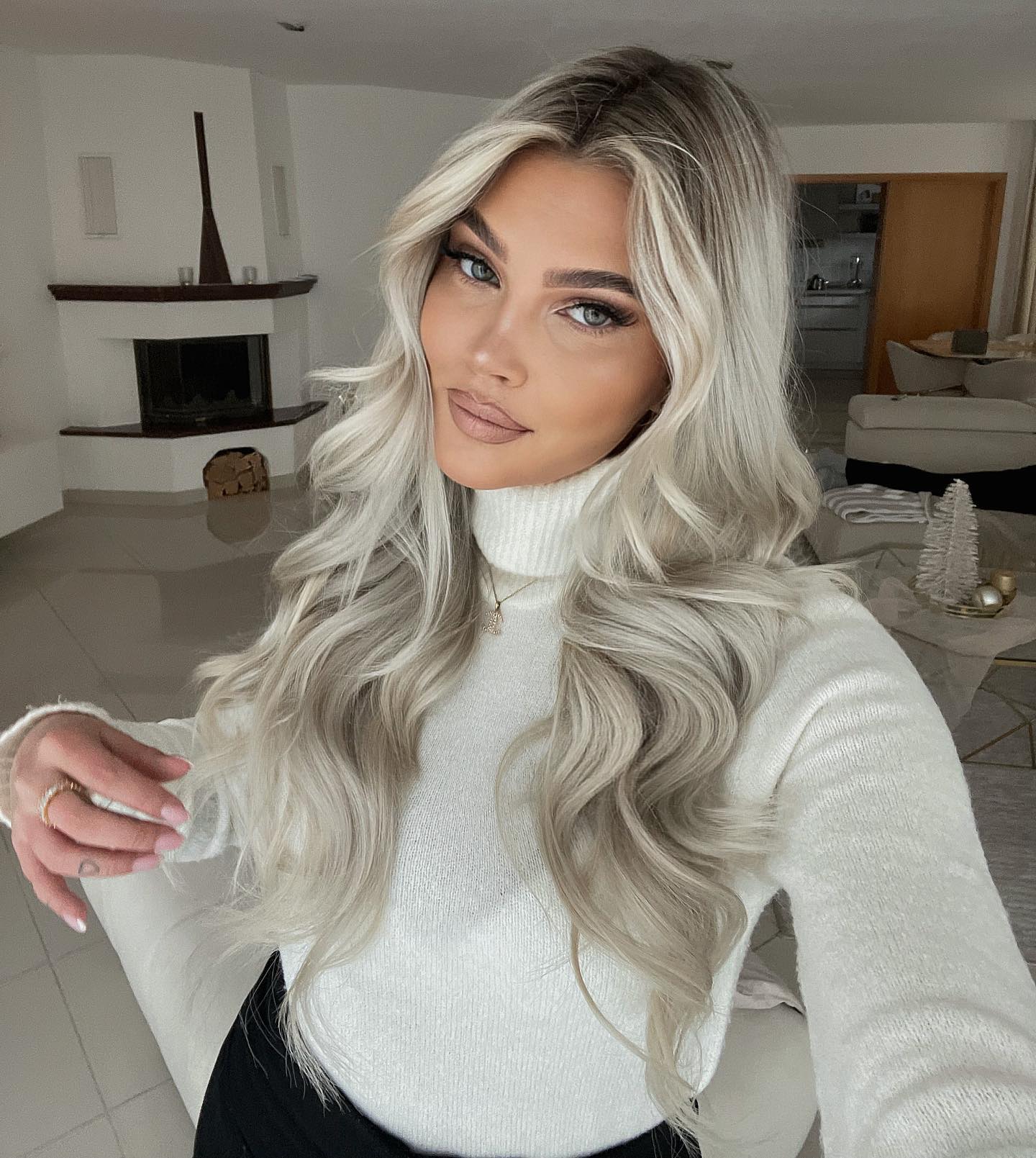 Platinum Blonde Waves With Face-Framing Money Piece