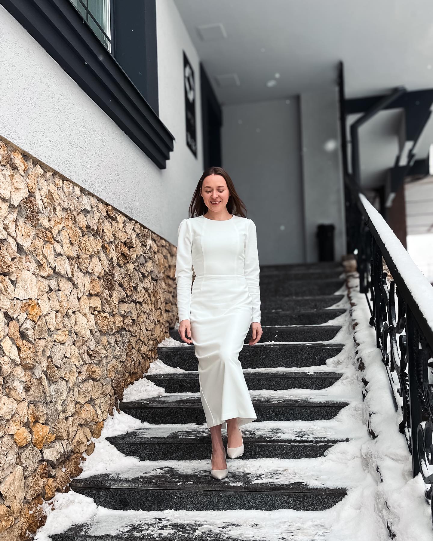 Elegant White Gown With Puffed Sleeves For Winter Formal