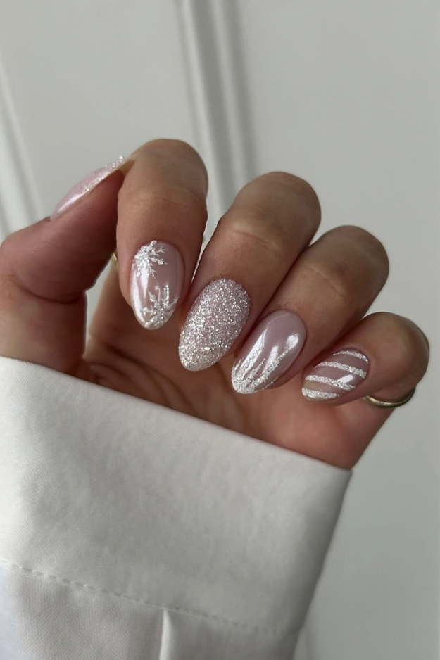 17 Christmas Winter Nails Worth Screenshotting Before Your December Appointment