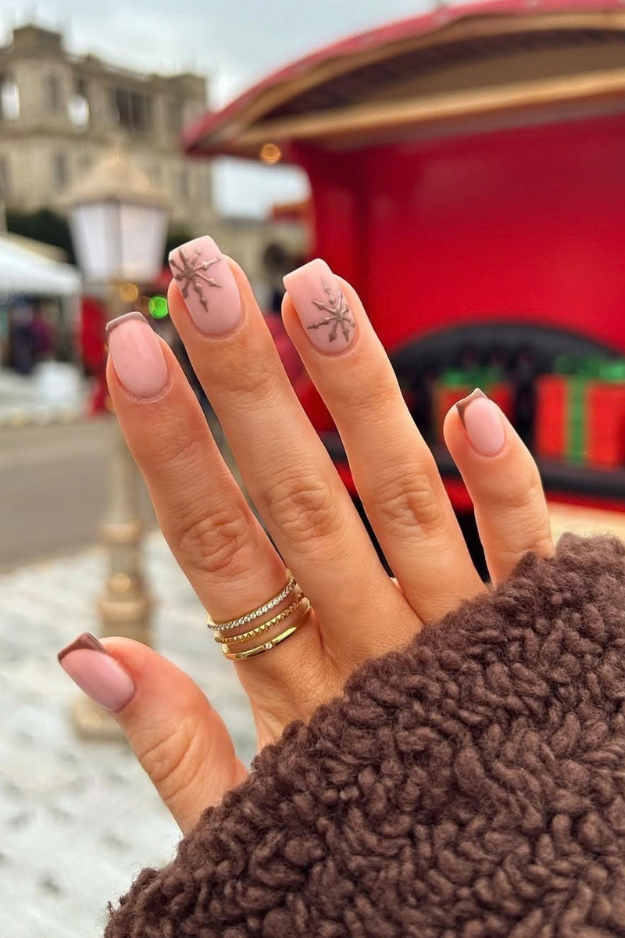 17 Christmas Winter Nails Worth Screenshotting Before Your December Appointment