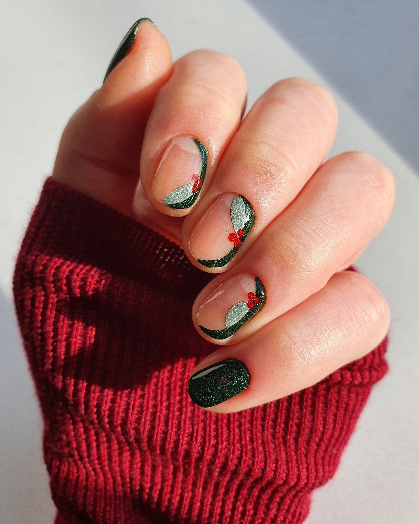 Festive Mistletoe Nail Art with Glitter Green