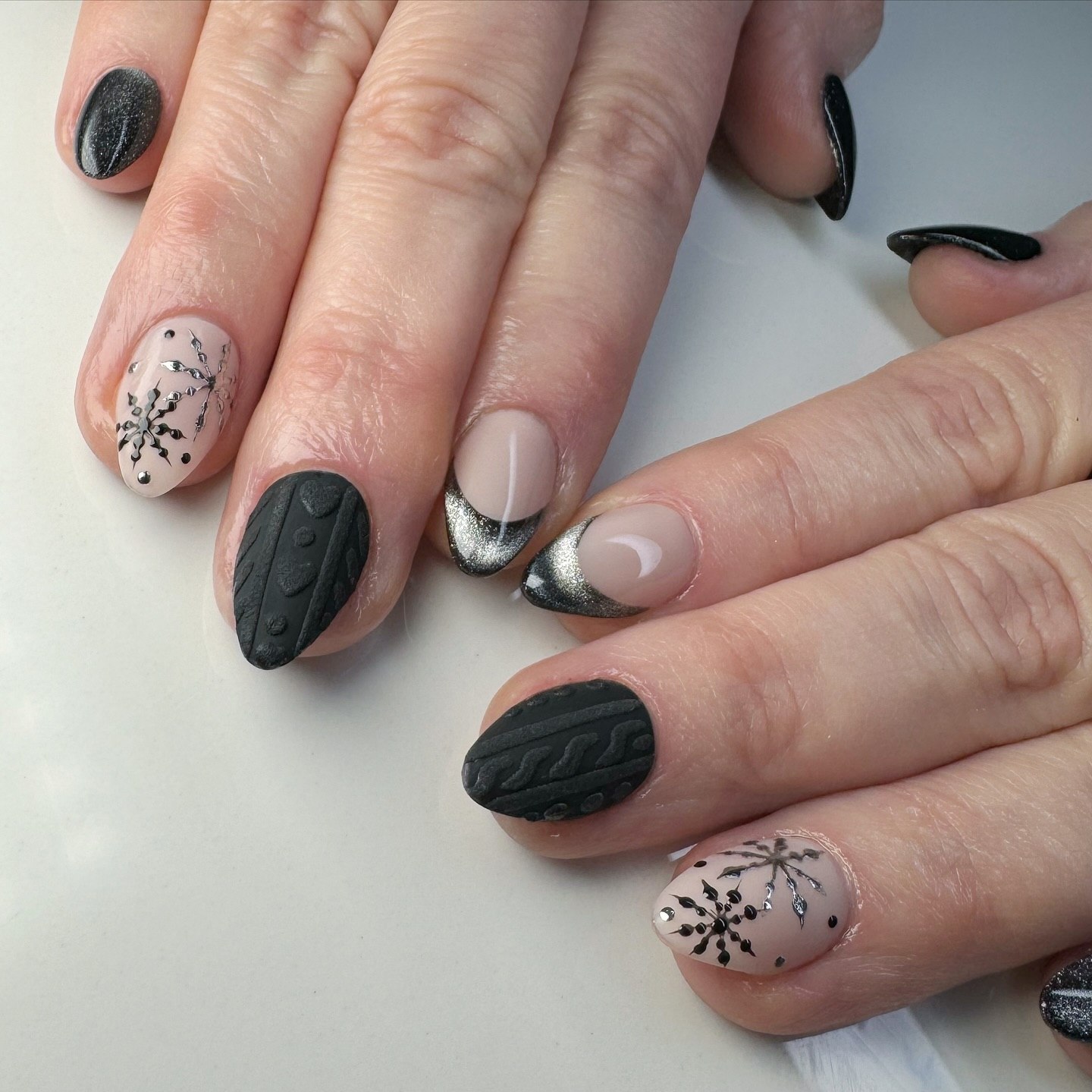 Cozy Cable Knit Snowflake French Tips