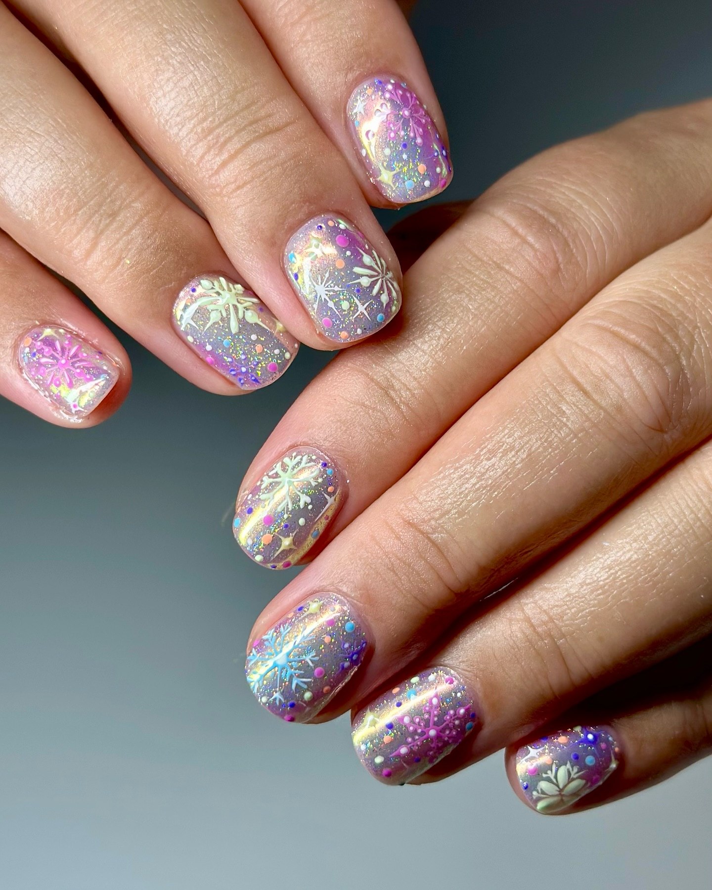 Holographic Snowflake Glitter Short Oval Nails