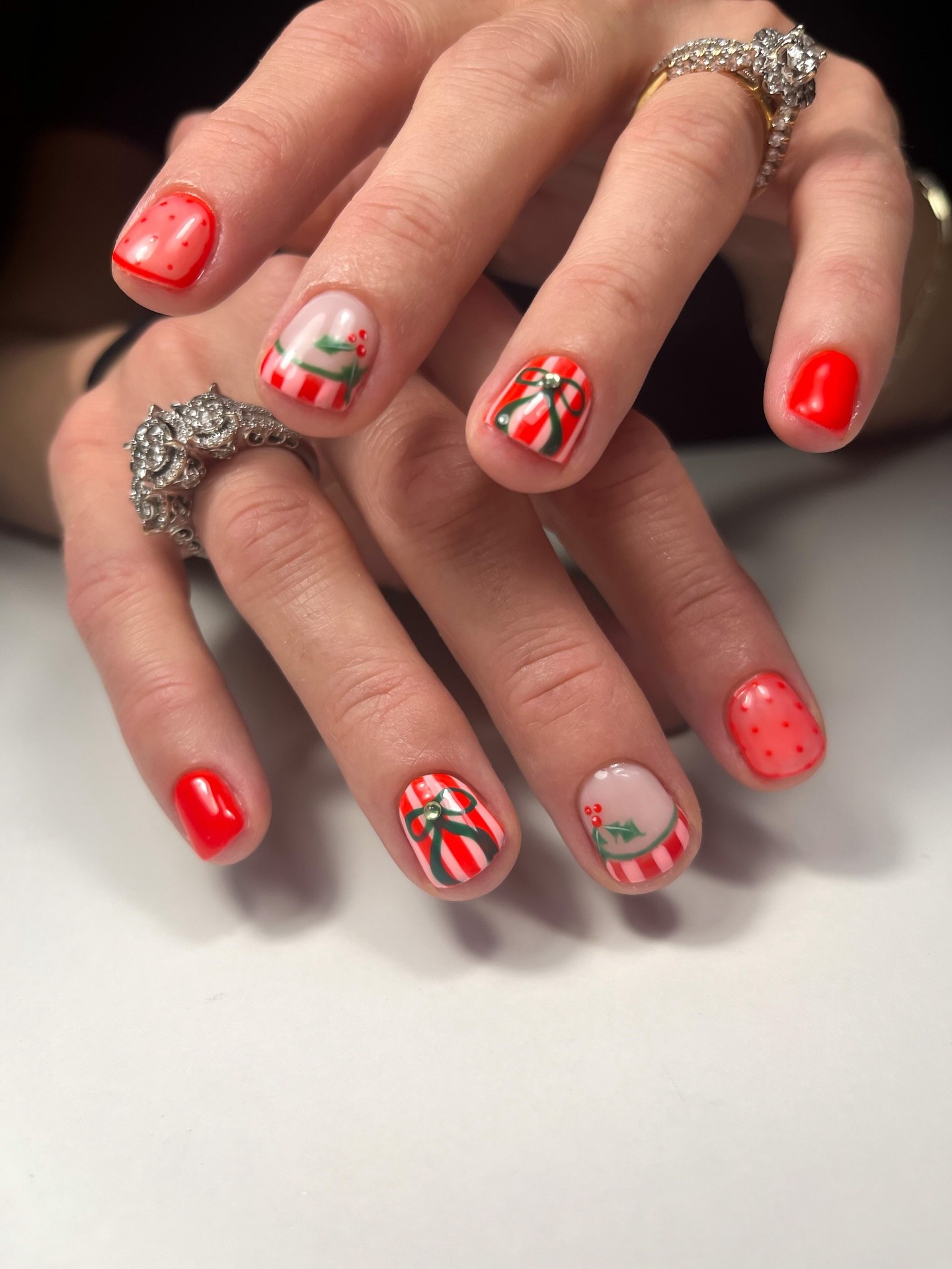 Christmas Gift Box & Holly Short Nails