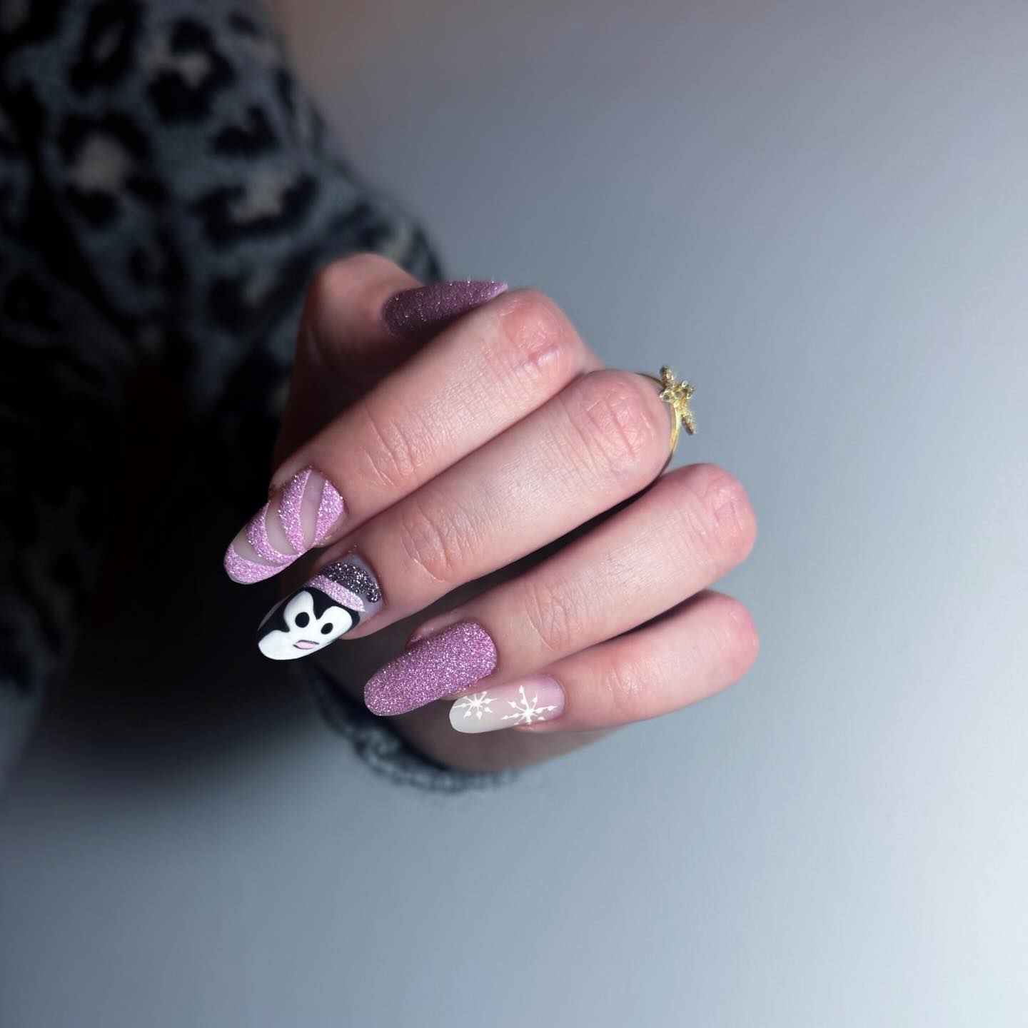 Minnie Mouse Winter Glitter French Tips