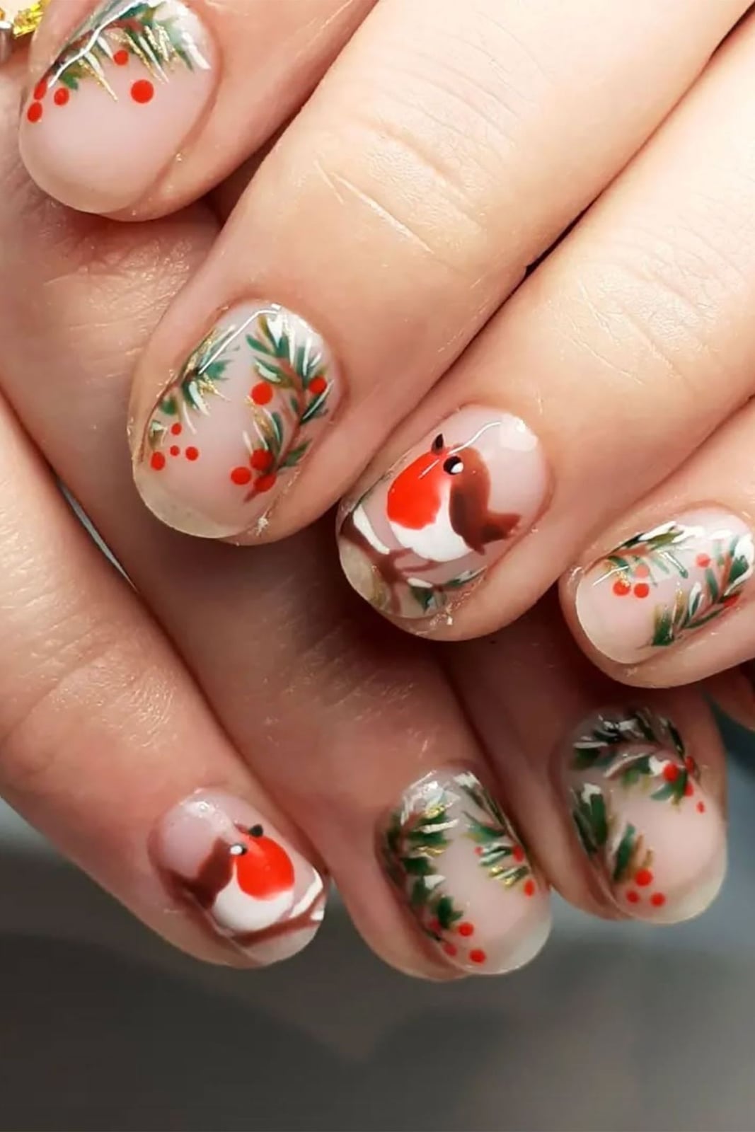 Short Almond Robin Illustration Nails — Christmas Nail Designs