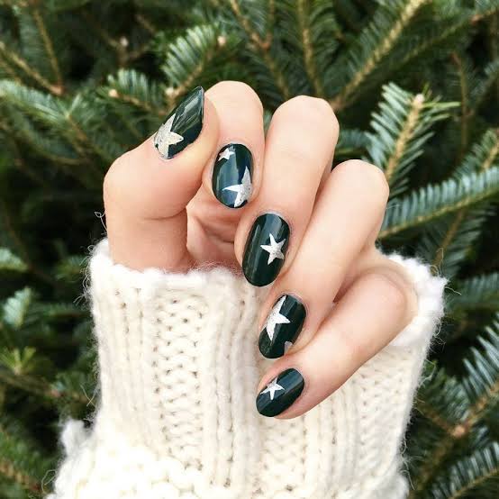 Short Oval Dark Green with Silver Stars — Dark Green Christmas Nails