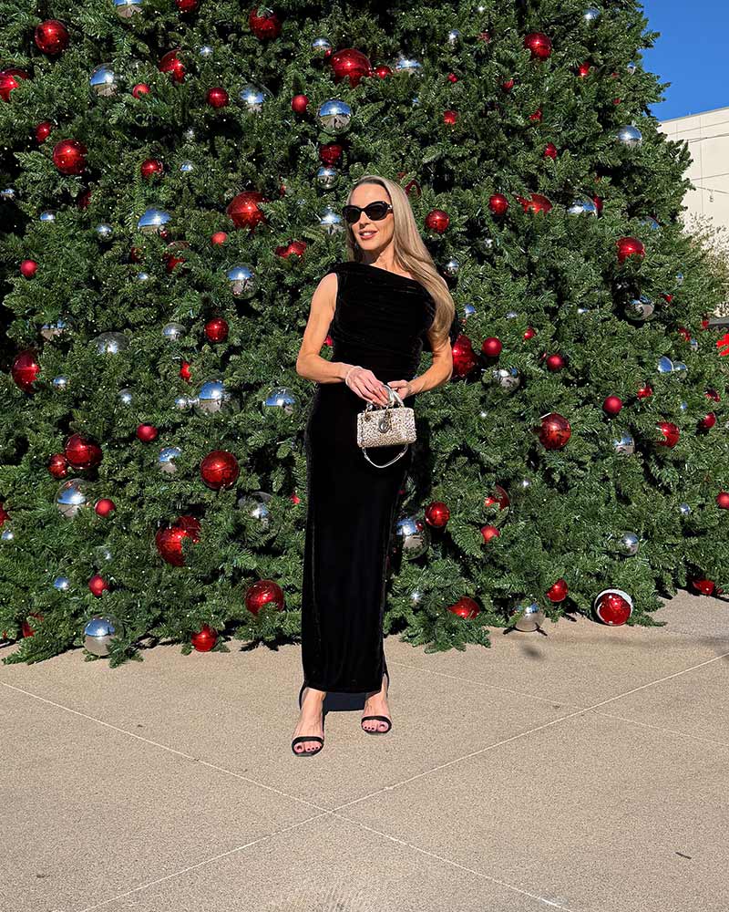 Black velvet gown with column silhouette — Christmas Eve Outfits