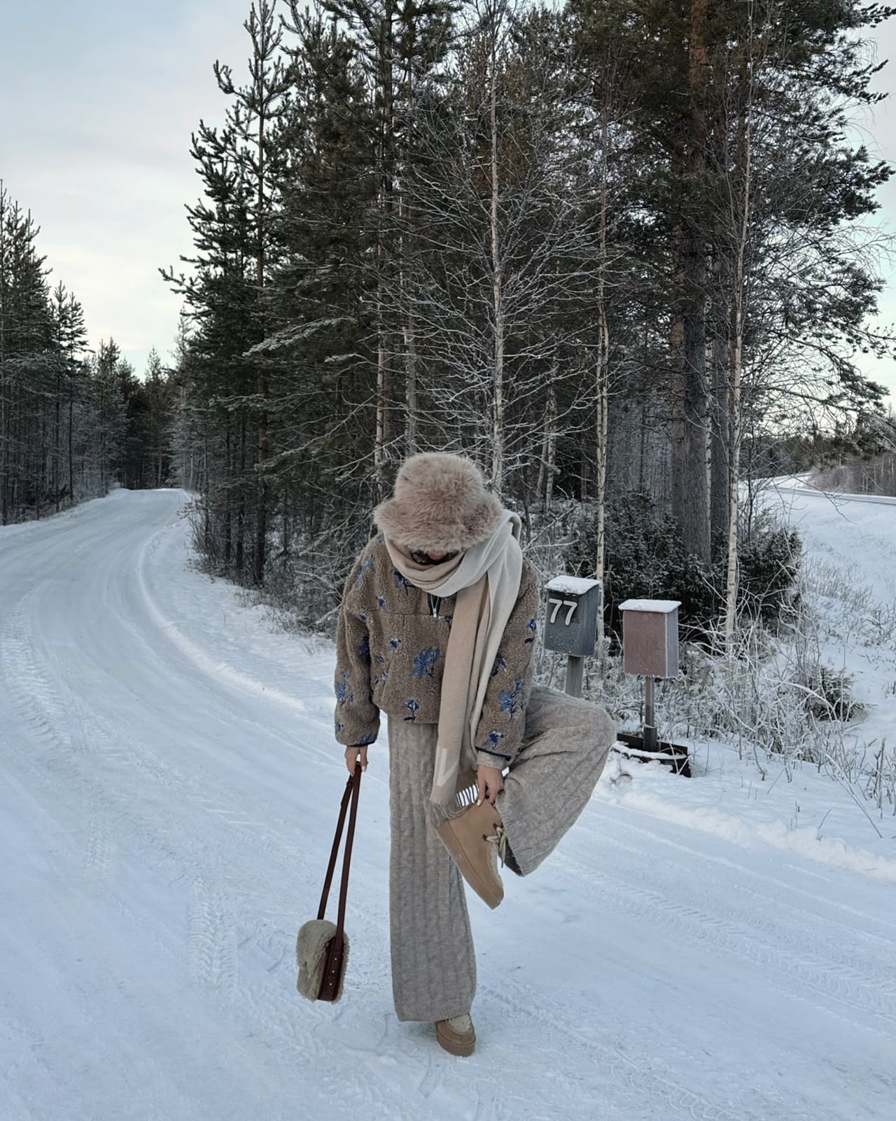 Oversized fleece jacket with knit pants and fur hat Oversized fleece jacket with knit pants and fur hat — Cozy Winter Outfits