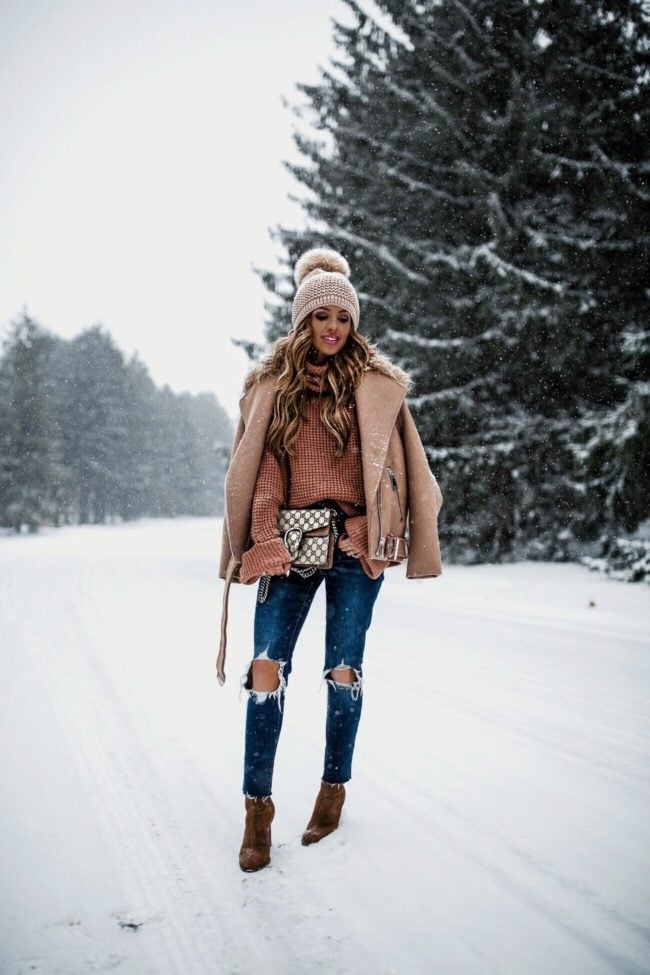Black coat over cream cable knit sweater and jeans Black coat over cream cable knit sweater and jeans — Cozy Winter Outfits