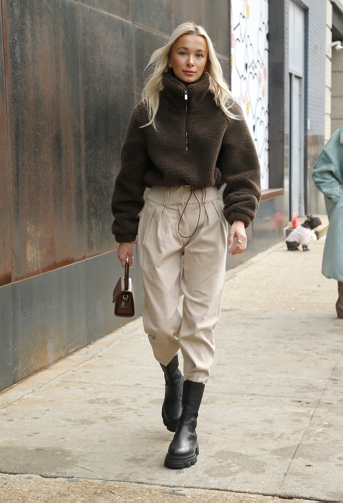 Brown fleece half-zip pullover with beige trousers Brown fleece half-zip pullover with beige trousers — Cozy Winter Outfits
