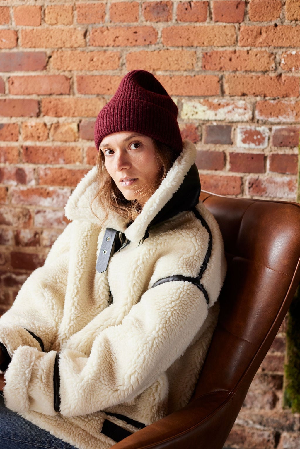 Oversized cream shearling jacket with beanie Oversized cream shearling jacket with beanie — Cozy Winter Outfits