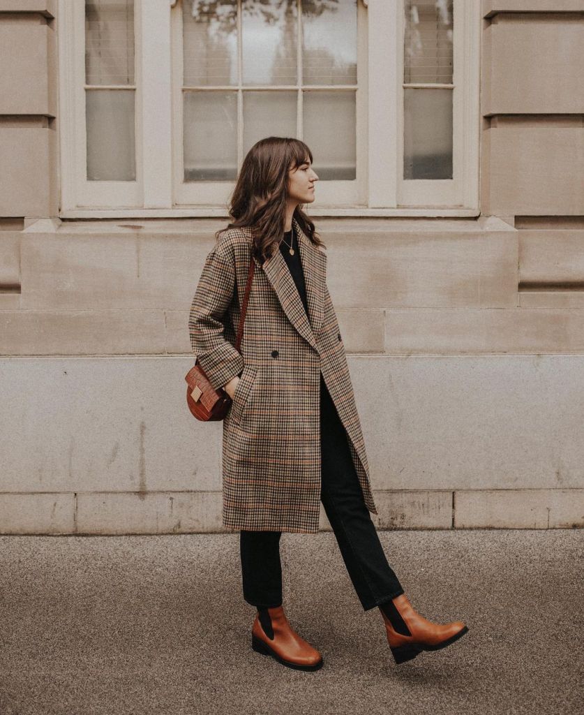 Brown plaid wool coat with black top and pants Brown plaid wool coat with black top and pants — Cozy Winter Outfits