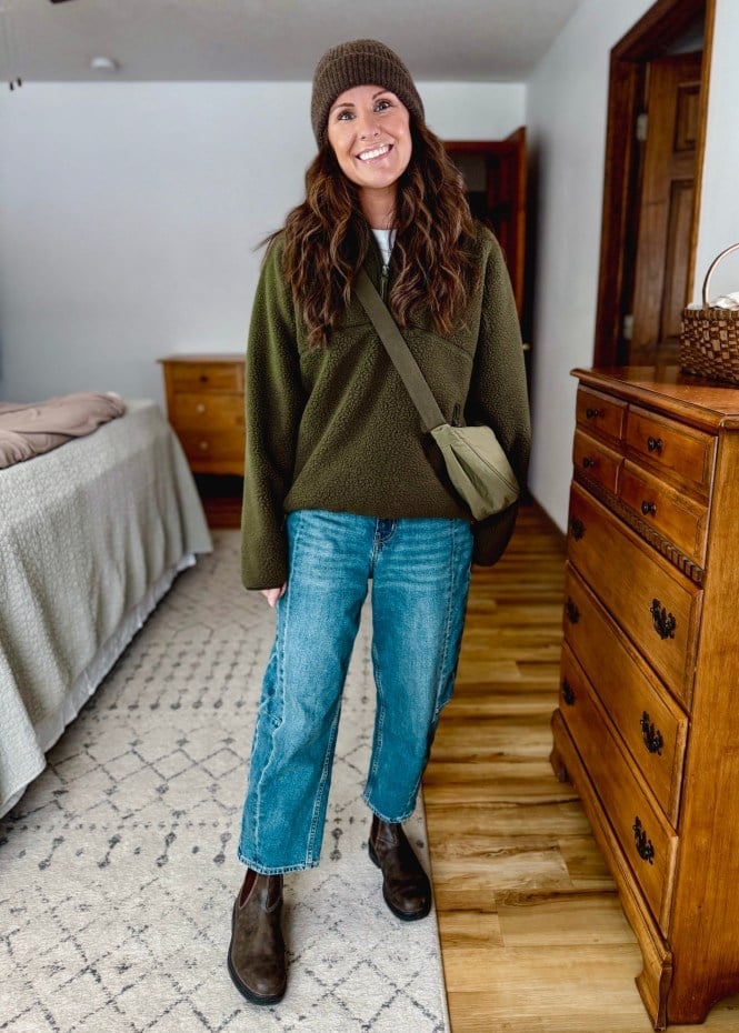 Olive green fleece pullover with blue jeans Olive green fleece pullover with blue jeans — Cozy Winter Outfits