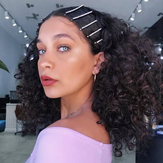 Air-Dried Waves With Subtle Highlights Air-Dried Waves With Subtle Highlights — Holiday Hairstyles