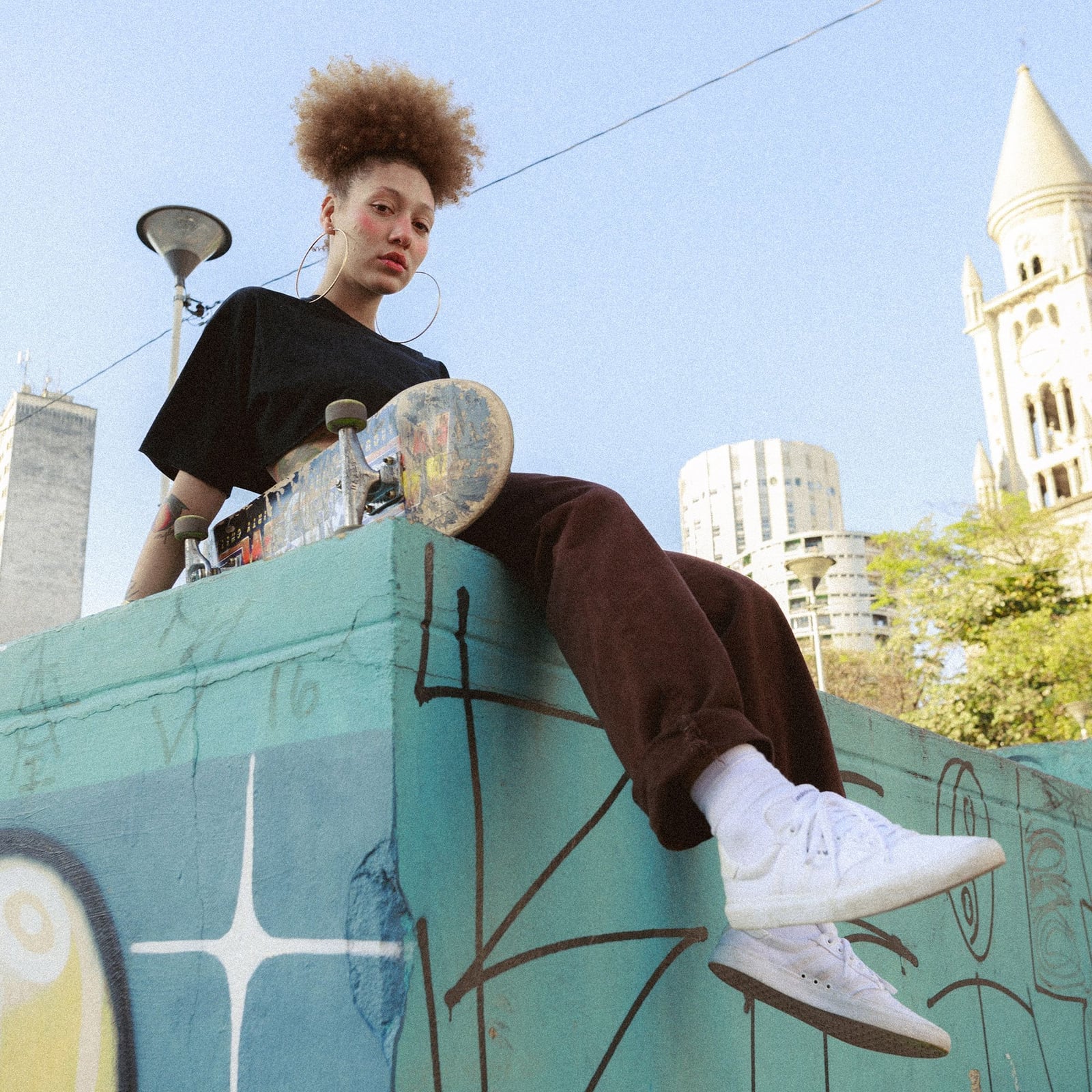 Cropped T-Shirt and Brown Sweatpants with Hoop Earrings — Skater Outfits