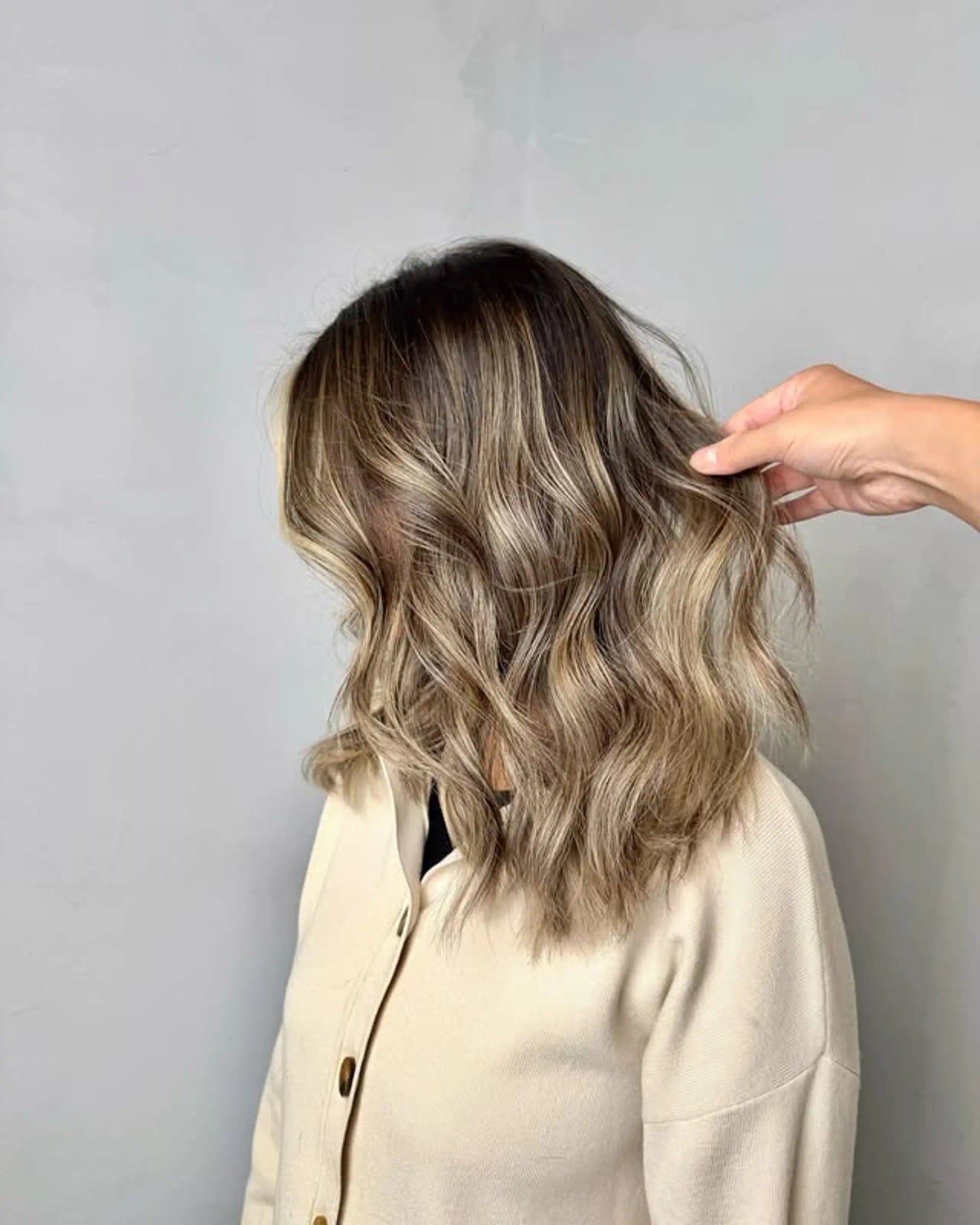 Collarbone Bronde Balayage Lob With Curtain Bangs — Trendy Waves Hair