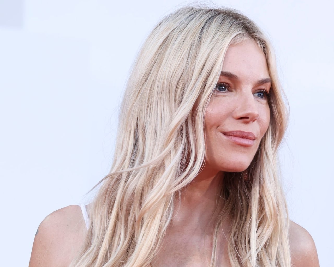 Shoulder Ash Blonde With Face-Framing Layers and Curtain Bangs — Trendy Waves Hair