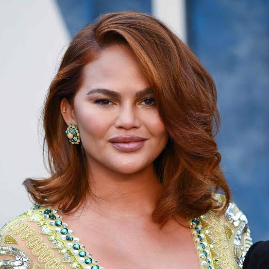 Auburn With Copper Highlights And Curtain Bangs Auburn With Copper Highlights And Curtain Bangs — Auburn Hair Color