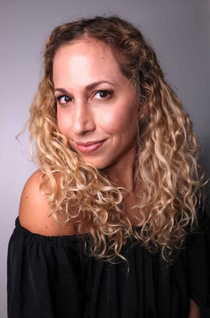 Collarbone Fine Curly Hair With Blonde Highlights and Curtain Bangs — Easy Curly Hair Routine