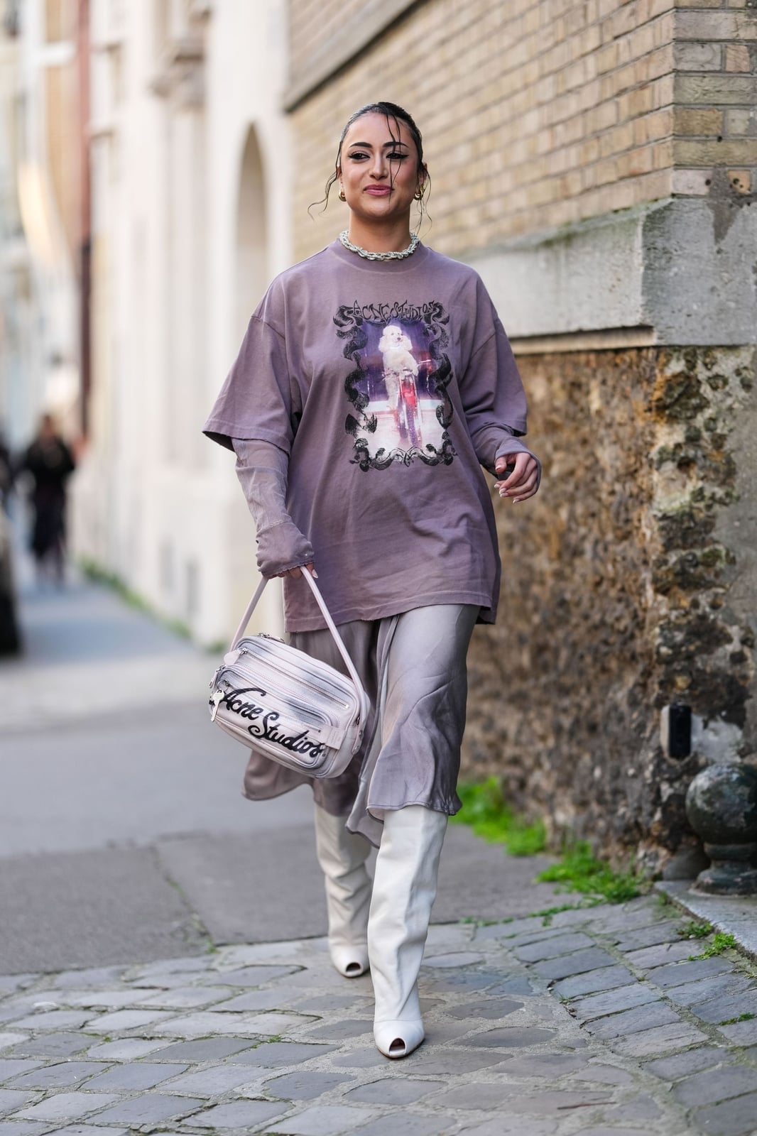 Flowing Silk Midi Skirt With Oversized Graphic T-shirt — Silk Skirt Outfit