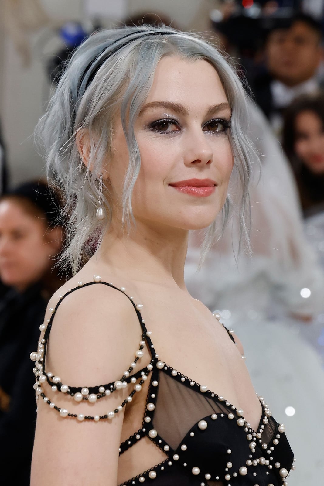 Collarbone Ash Gray With Curtain Bangs — Trendy Grey Highlights