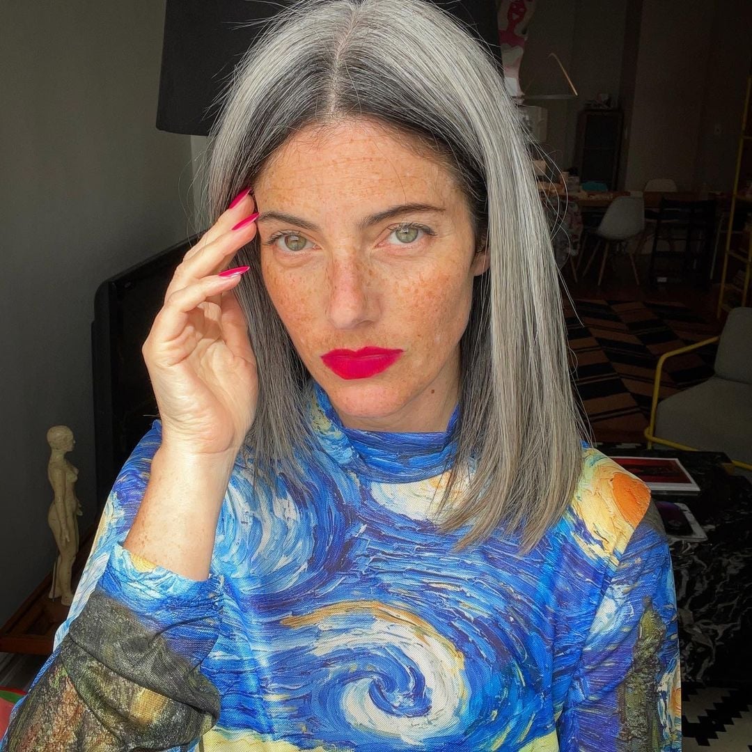 Collarbone Lob With Natural Gray Silver Highlights — Trendy Grey Highlights